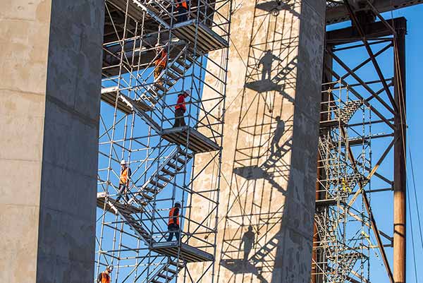 Students tour the Goethals Bridge replacement project construction site with Kiewit engineers